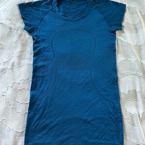 Lululemon Blue Swiftly Tech T-shirt Size 4 Hip Length